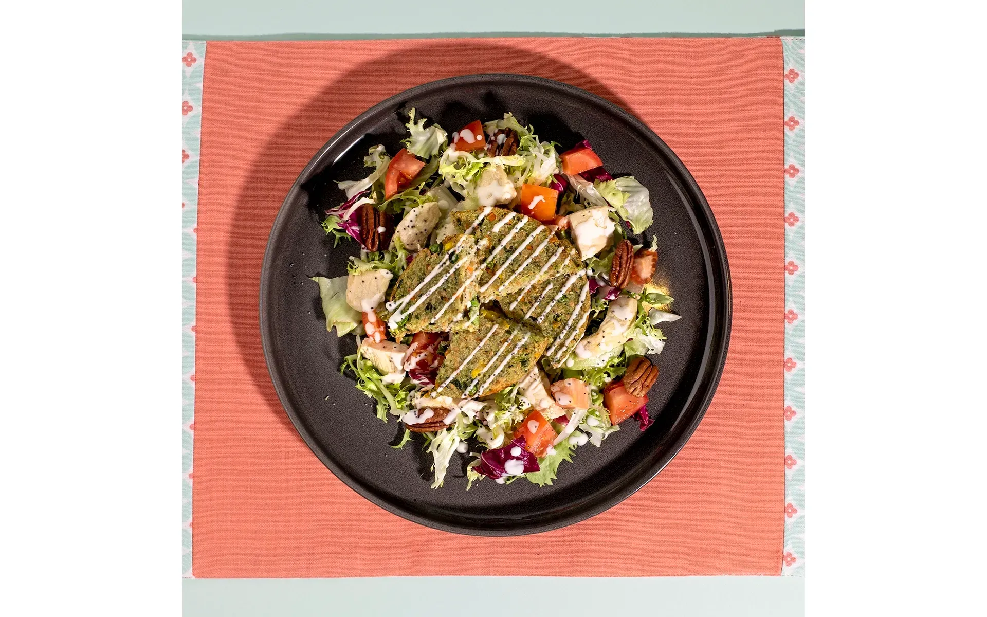 Burger di verdure Orogel, alternativa gustosa e leggera, servito con un'insalata mista fresca.