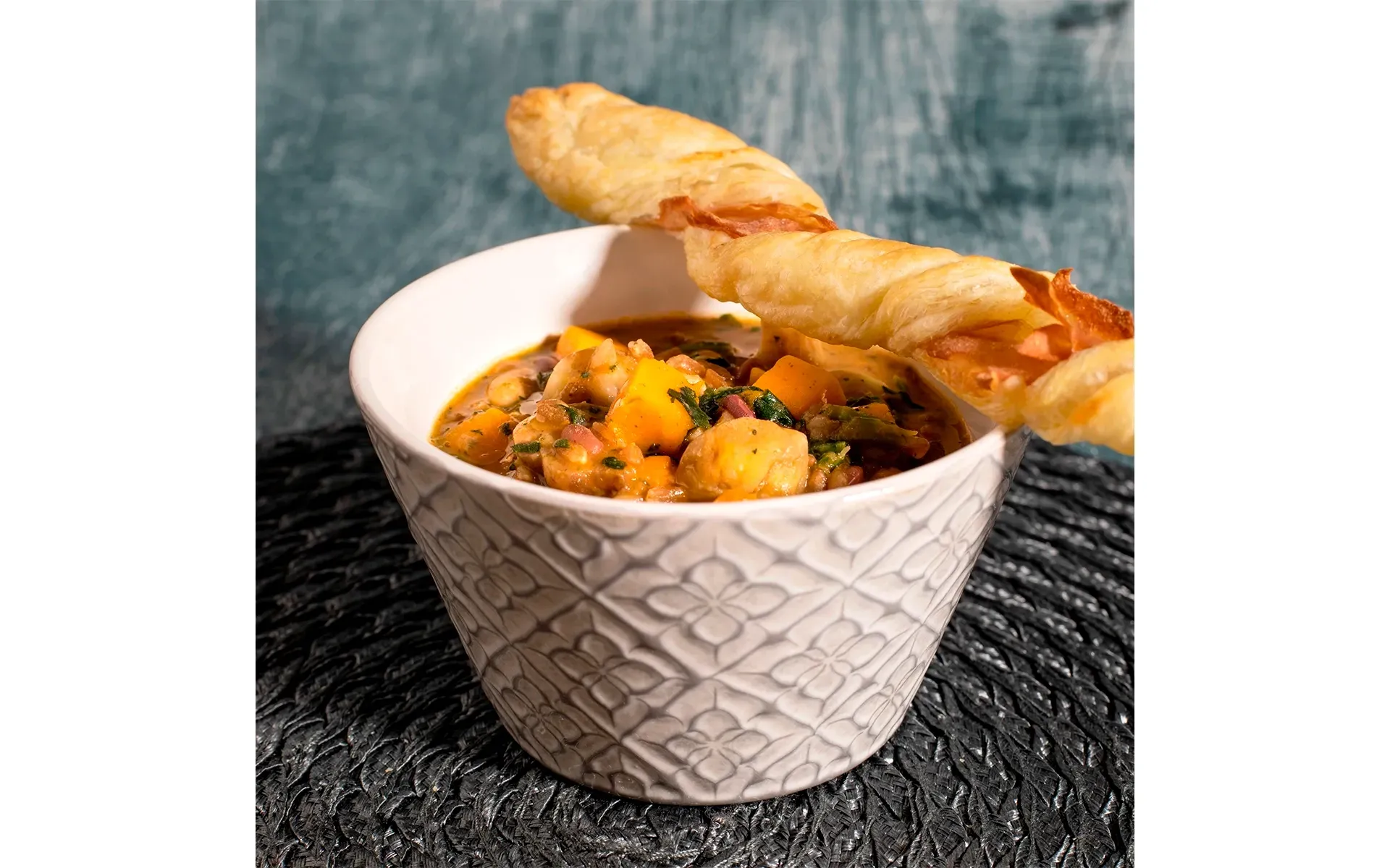 Virtù di Zuppa Montanara Orogel, ricca e corposa, servita con grissini di pasta sfoglia e mortadella.