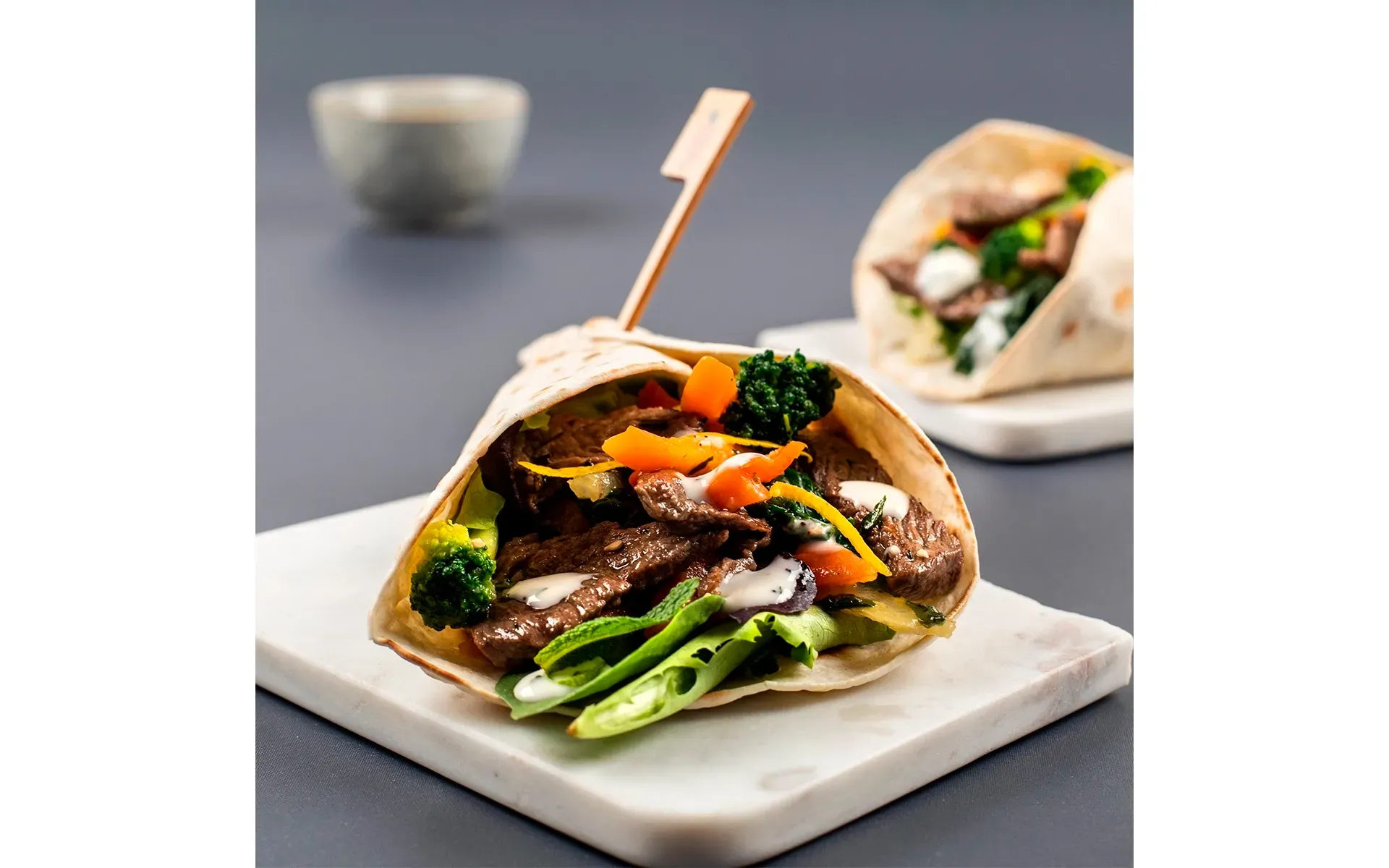 Pita fragrante farcita con teneri straccetti di agnello, verdure fresche Orogel e salsa tzatziki cremosa.