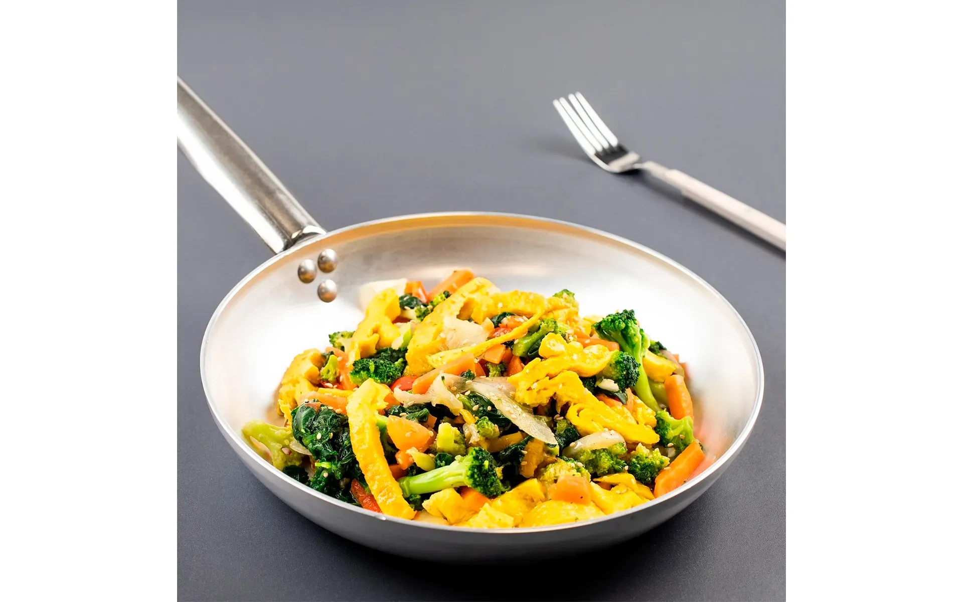 Wok di verdure croccanti Orogel saltate con broccoli e altri ortaggi, un piatto sano e veloce.