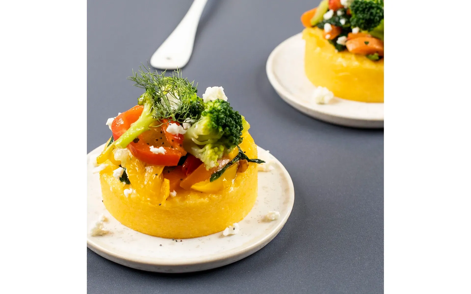 Due piccoli piatti bianchi con dischi di polenta dorata, base versatile per antipasti o contorni creativi.