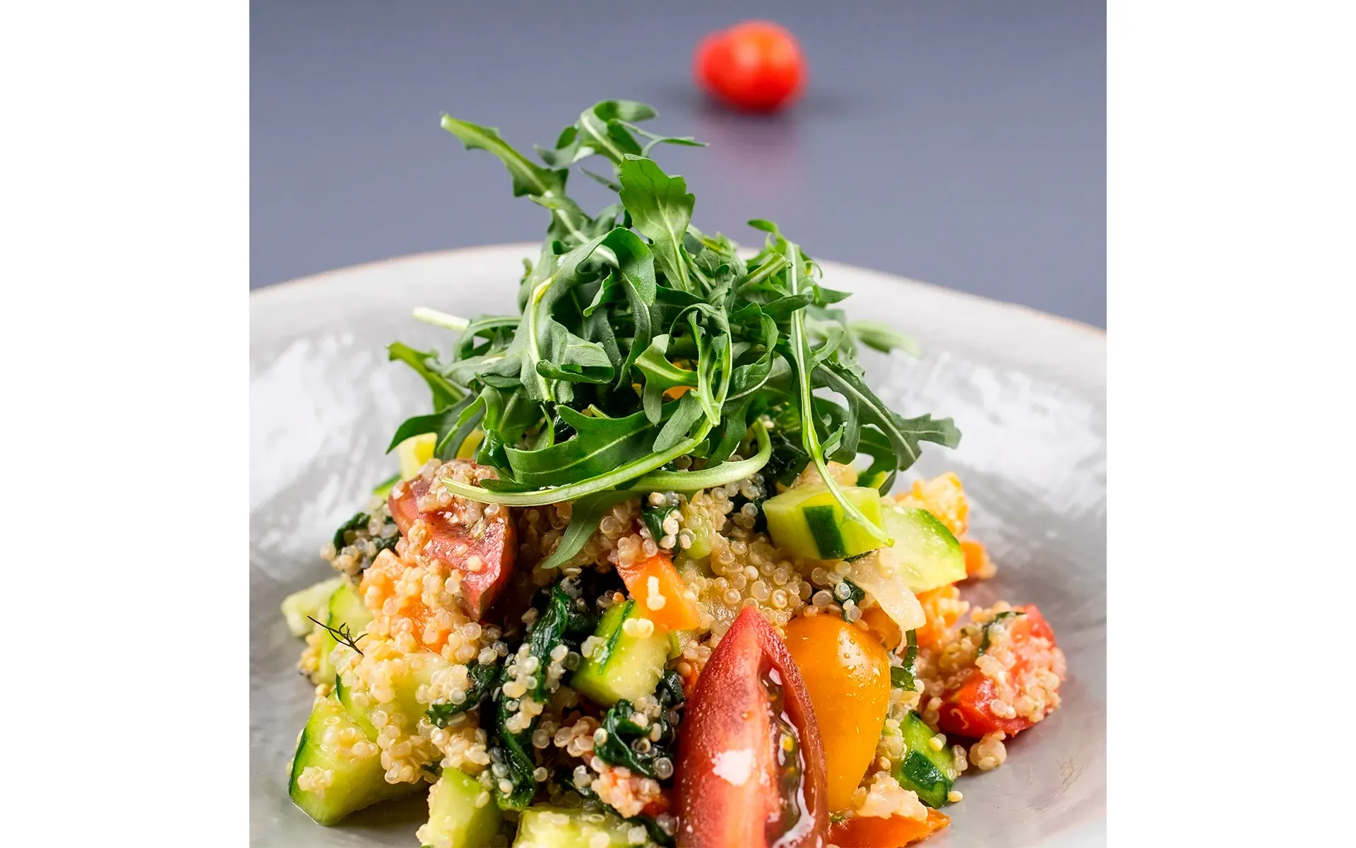 Tabuleh fresco e nutriente a base di quinoa Orogel, con verdure croccanti, pomodorini dolci e rucola.