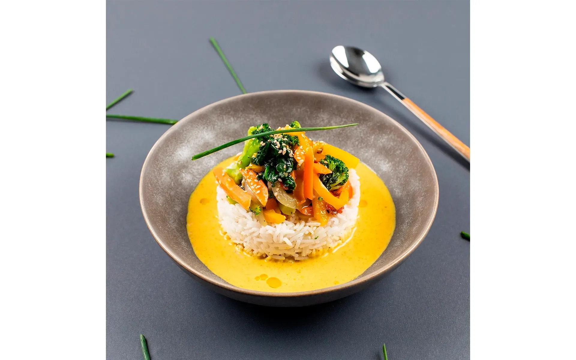 Zuppa esotica al curry con riso basmati e un mix di verdure croccanti Orogel, un viaggio di sapori.