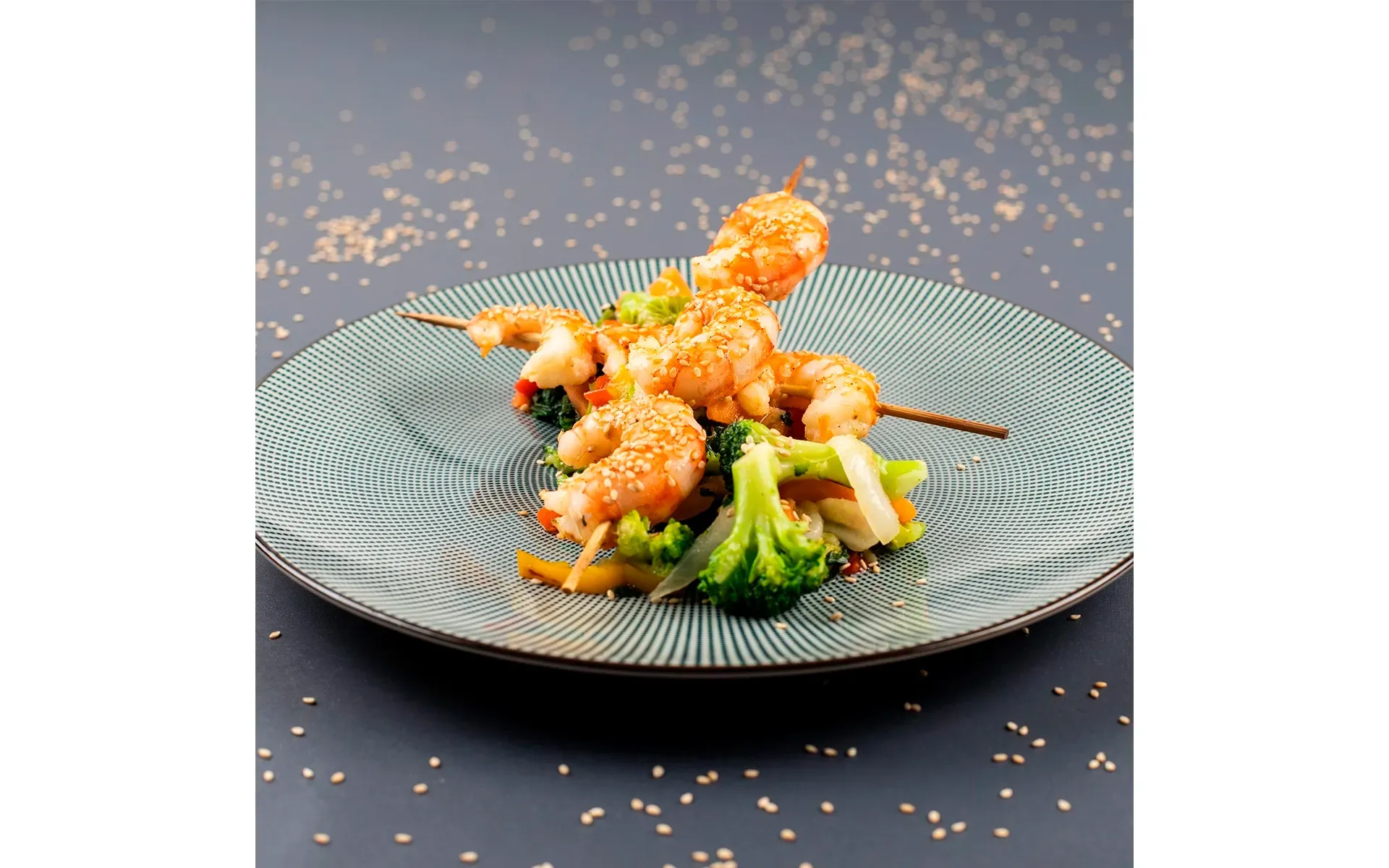 Spiedini di gamberi marinati al lime, serviti con un contorno colorato di verdure fresche Orogel.