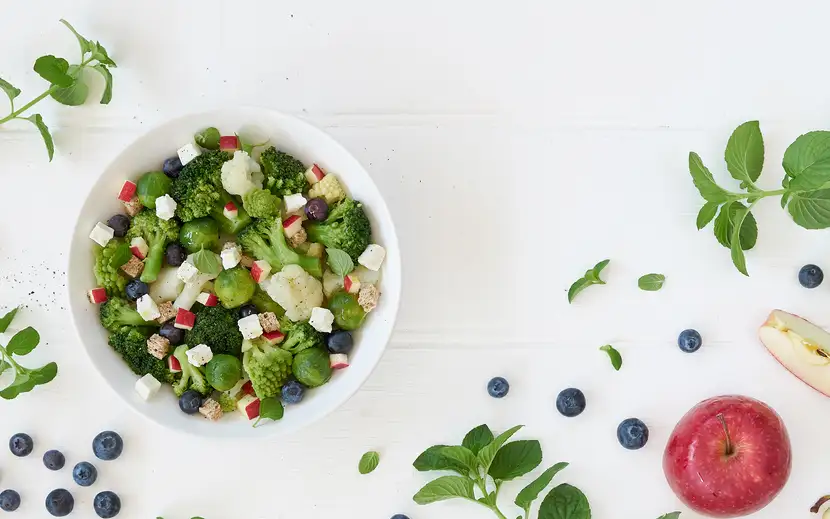 Power bowl: il piatto unico dell'estate, una ciotola colorata di frutta e verdura fresca su sfondo bianco.