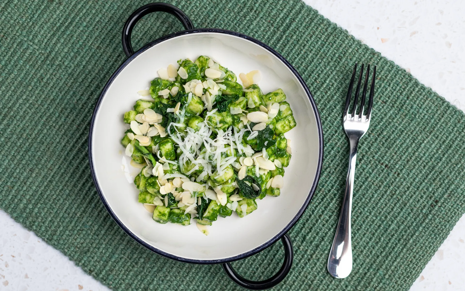 Gnocchetti di patate Orogel conditi con un pesto originale a base di cavolo kale, un primo piatto sano e gustoso.