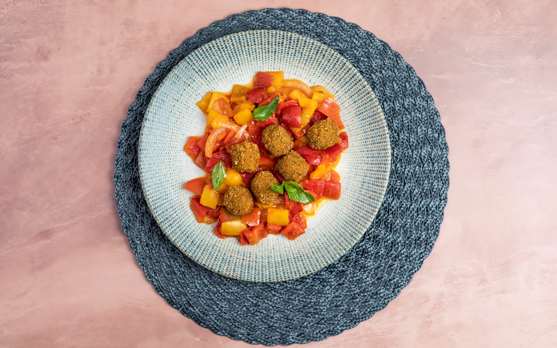 Polpettine proteiche Orogel servite con una saporita peperonata fresca, un secondo piatto gustoso e sano.