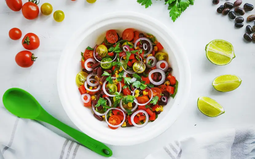 Maccheroni, fagiolini e insalata: un piatto unico estivo fresco e colorato, con pomodori e cipolle.