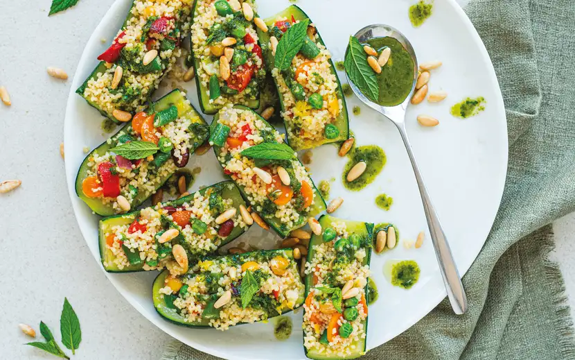 Come cucinare il couscous di verdure Orogel: un piatto invitante con zucchine ripiene di couscous.