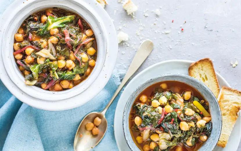 Come cucinare i ceci Orogel e usarli in ricette saporite: due ciotole di zuppa di ceci e verdure con pane.