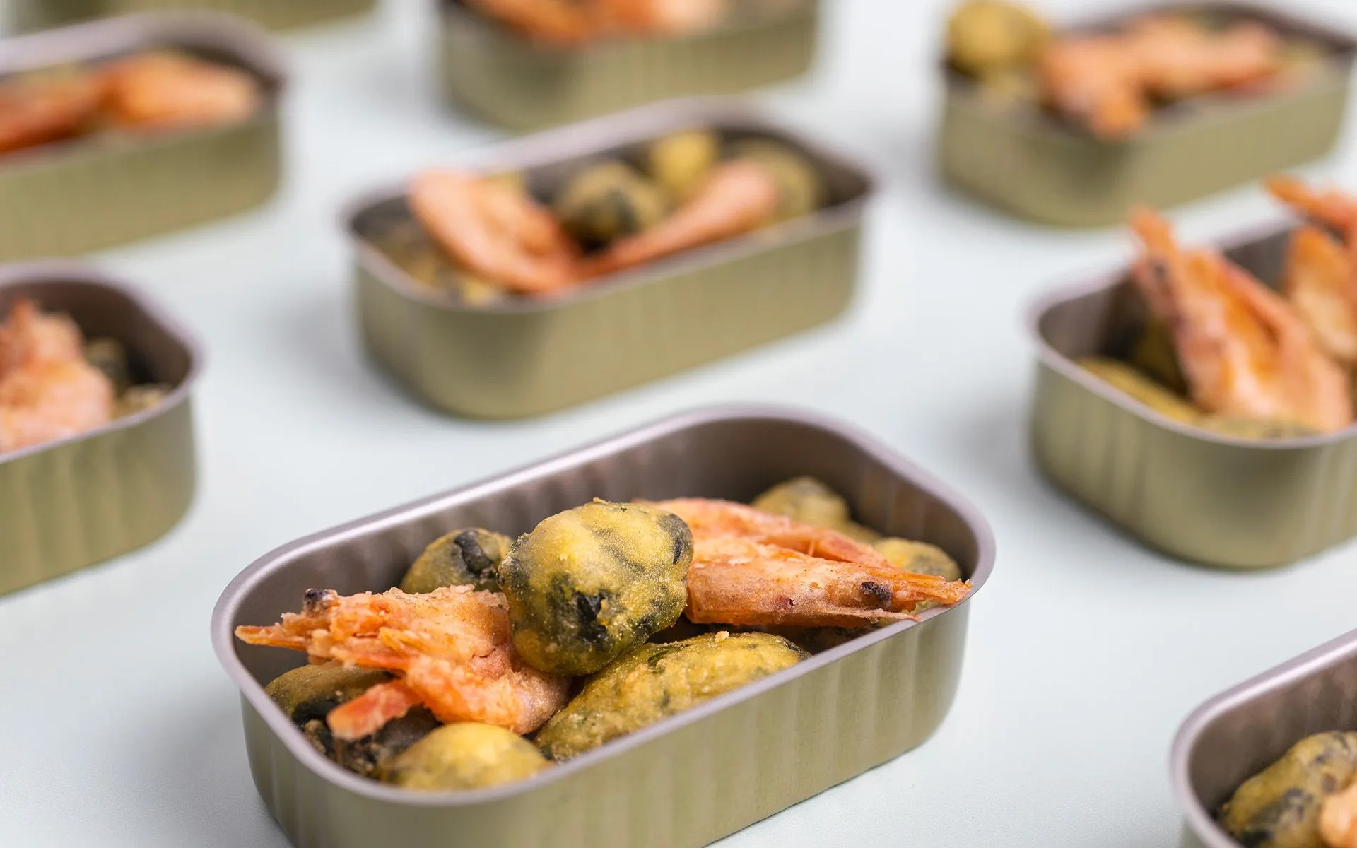 Ricco vassoio con gamberi freschi e verdure croccanti, accompagnato da un contenitore di salsa invitante.