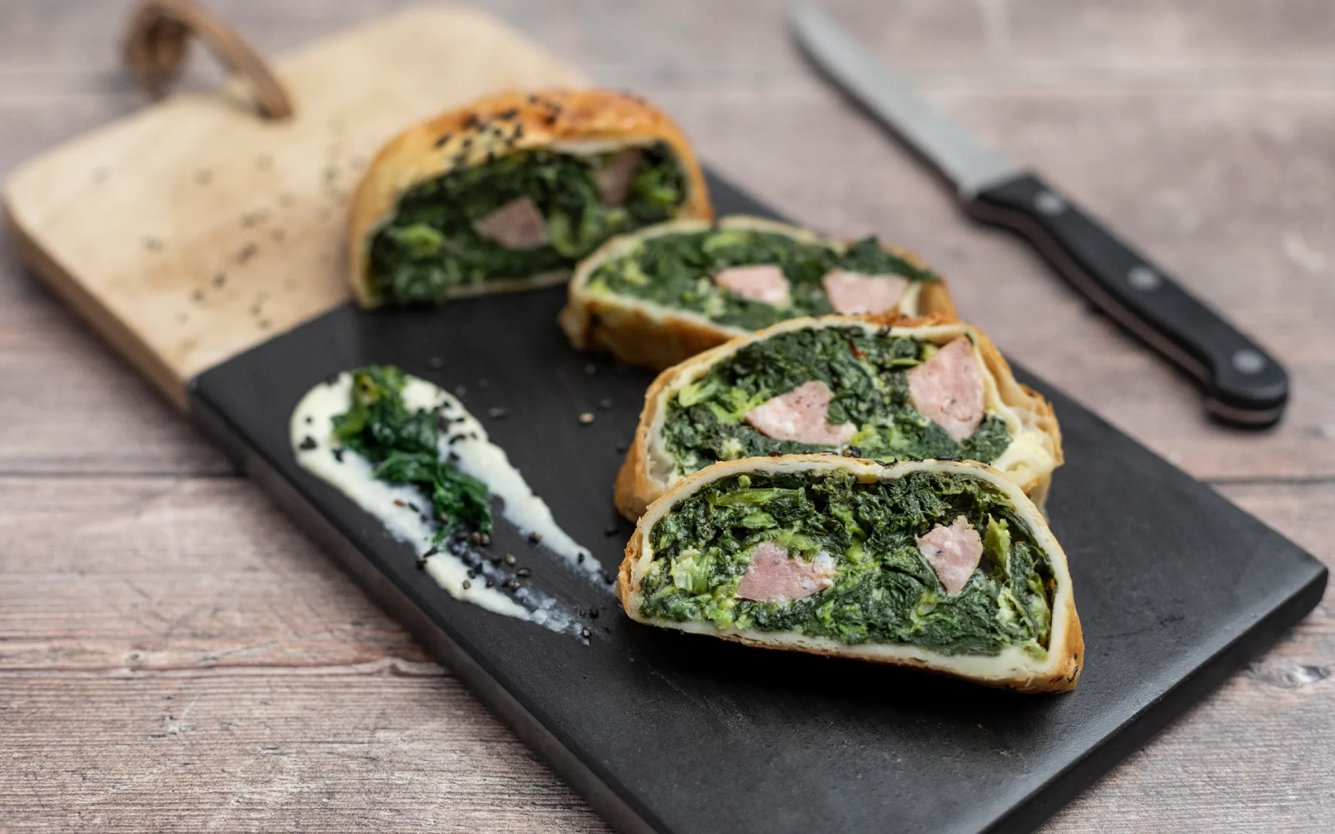 Torta salata con cavolo kale: ricetta innovativa e salutare, perfetta per un pasto leggero e gustoso.