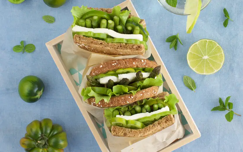 Idee per panini da buffet: tre mini panini farciti con cetriolo fresco e formaggio cremoso.