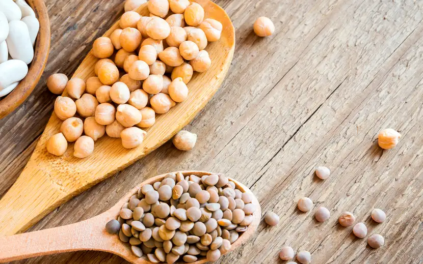 Ceci e lenticchie Orogel: una zuppa della tradizione. Legumi secchi presentati su cucchiai di legno.