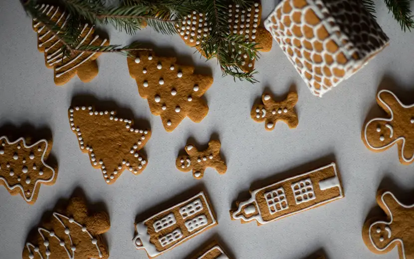 Regali di Natale buoni da mangiare: biscotti speziati allo zenzero, perfetti per le feste.
