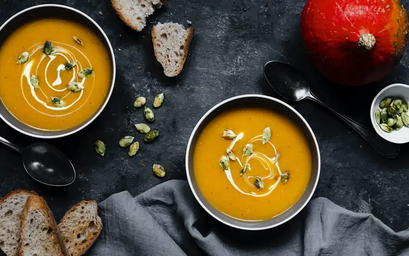 Passato o zuppa di verdure Orogel per un maggior senso di sazietà: due ciotole di vellutata di zucca con pane.