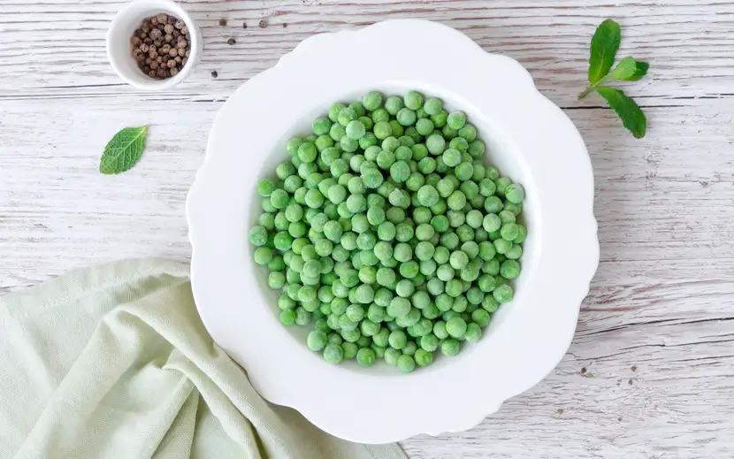 Differenza tra alimenti surgelati e congelati: piselli verdi Orogel in ciotola, esempio di prodotto surgelato.