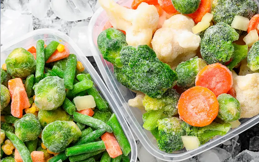 Il miglior metodo per scongelare gli alimenti Orogel: due contenitori con verdure, pronti per lo scongelamento.