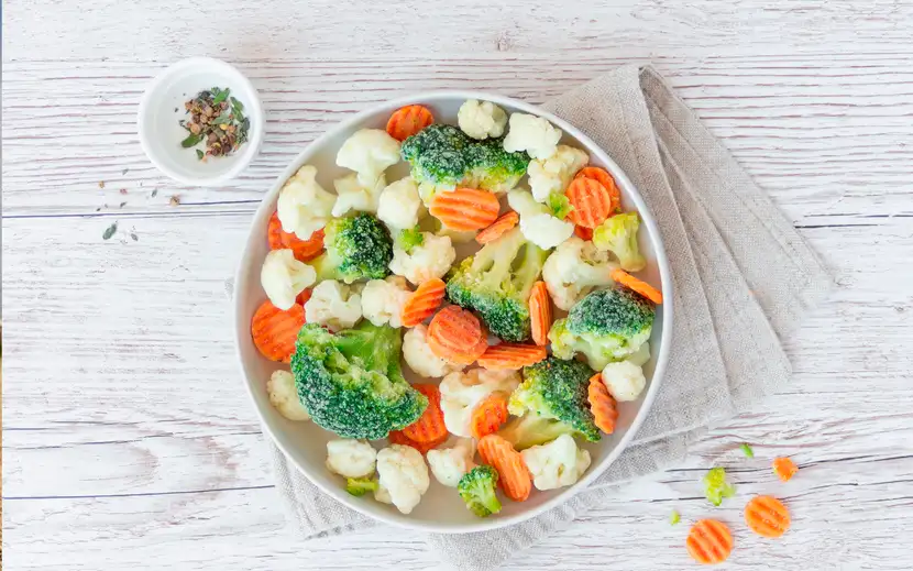 Cosa significa la sigla IQF (Individually Quick Frozen): ciotola di broccoli surgelati singolarmente.