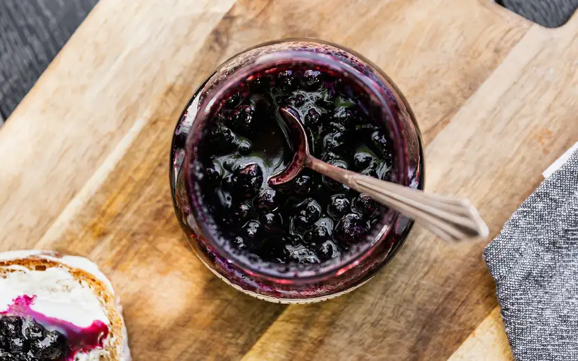 Marmellate e confetture Orogel: il dolce piacere della frutta. Tagliere con marmellata di mirtilli.