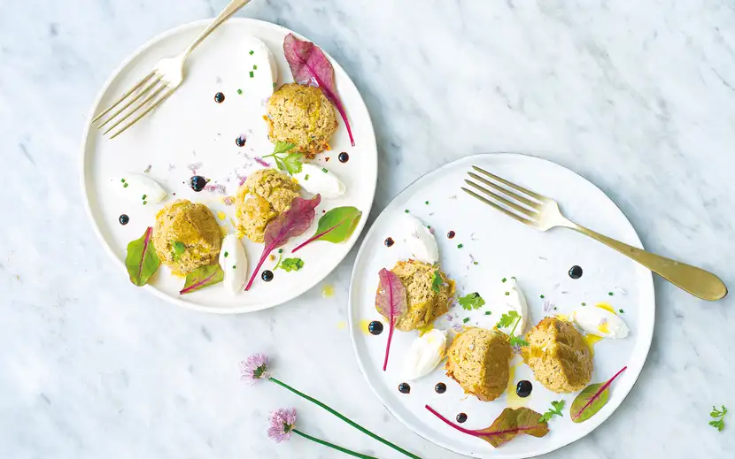 Il pranzo della domenica: due piatti imbanditi, simbolo di convivialità e tradizione familiare.
