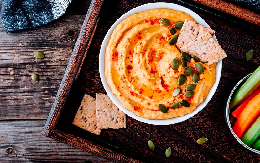 Ricette con le carote Orogel: una ciotola di hummus di carote, un'idea originale e saporita.