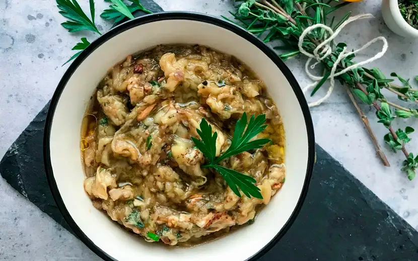 Baba ganoush di melanzane: la ricetta. Ciotola con questa crema mediorientale, magari con gamberi.