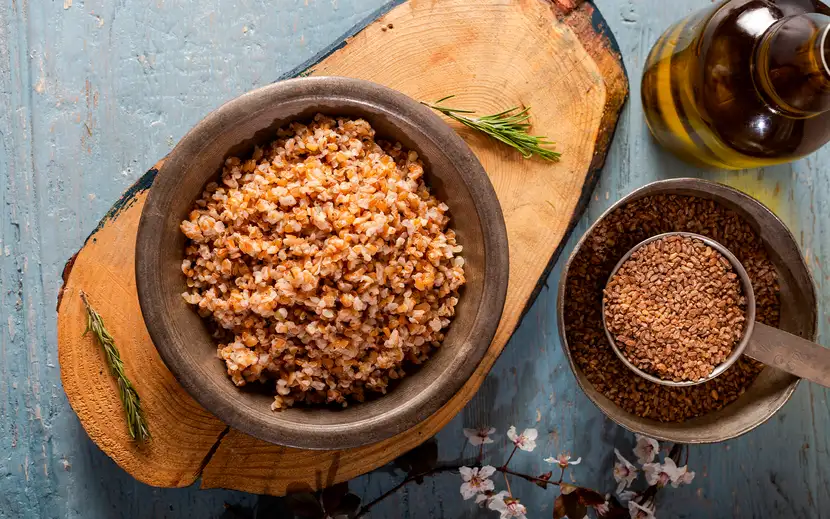 Bulgur Orogel: cos'è, curiosità, usi e proprietà del grano spezzato. Ciotola di bulgur integrale.