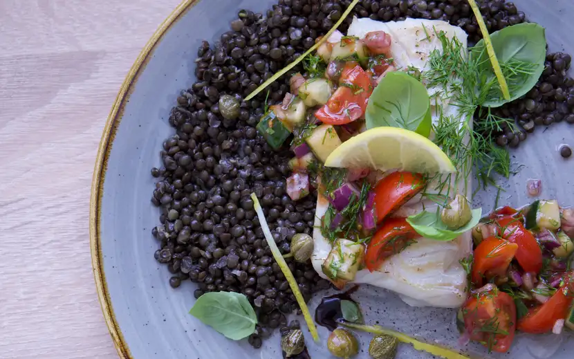 Non abboccare a falsi miti: ecco come scongelare il pesce Orogel. Piatto con pesce, fagioli neri e pomodori.