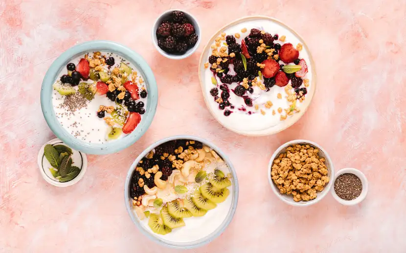 Guida alla tabella dei valori nutrizionali: un valido alleato per la dieta. Tavolo con cibi sani.