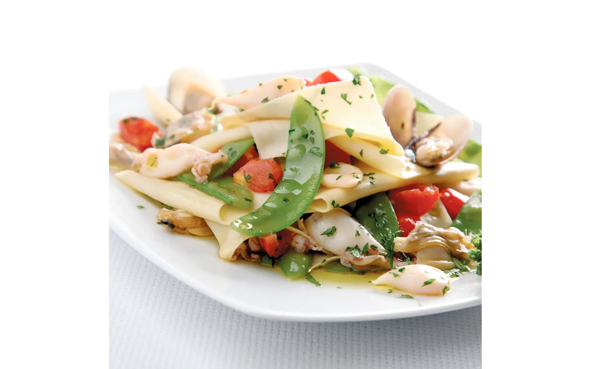 Fazzoletti di seta (pasta fresca) Orogel con un condimento saporito a base di pollo, pomodori e funghi.