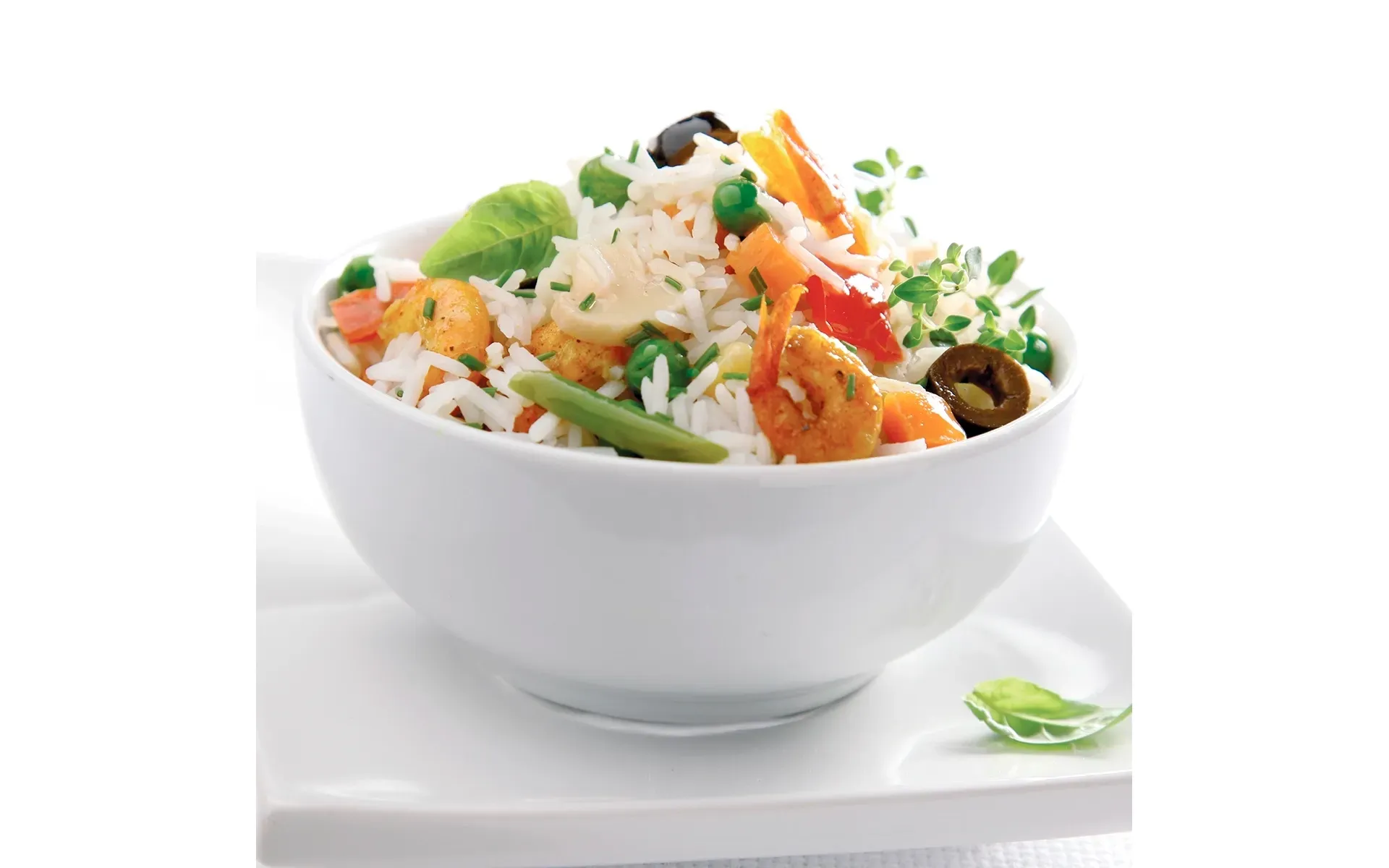 Fresca e aromatica insalata di riso basmati, arricchita con verdure di stagione.