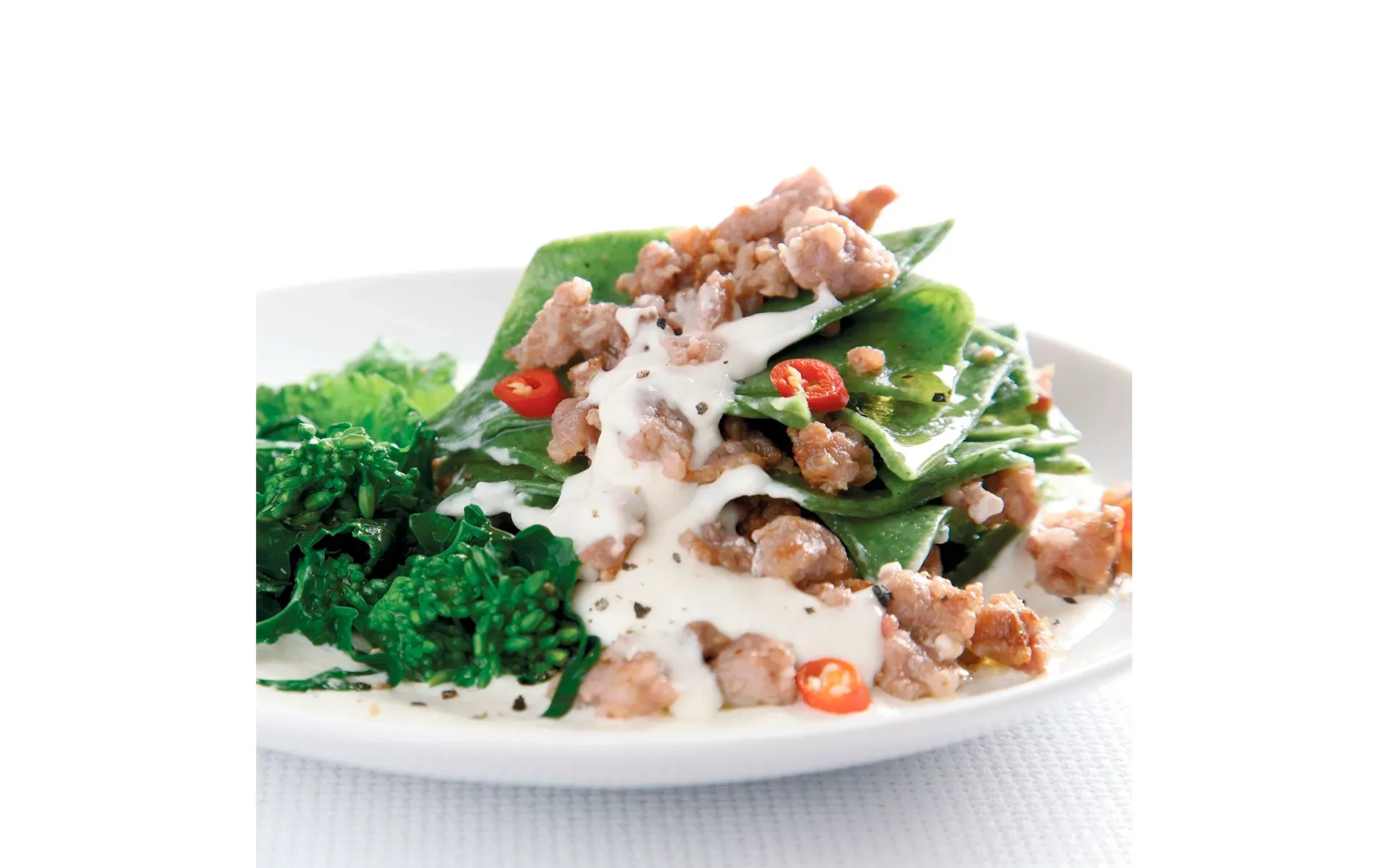 Maltagliati freschi conditi con un ricco sugo a base di carne e un trito di verdure di stagione.