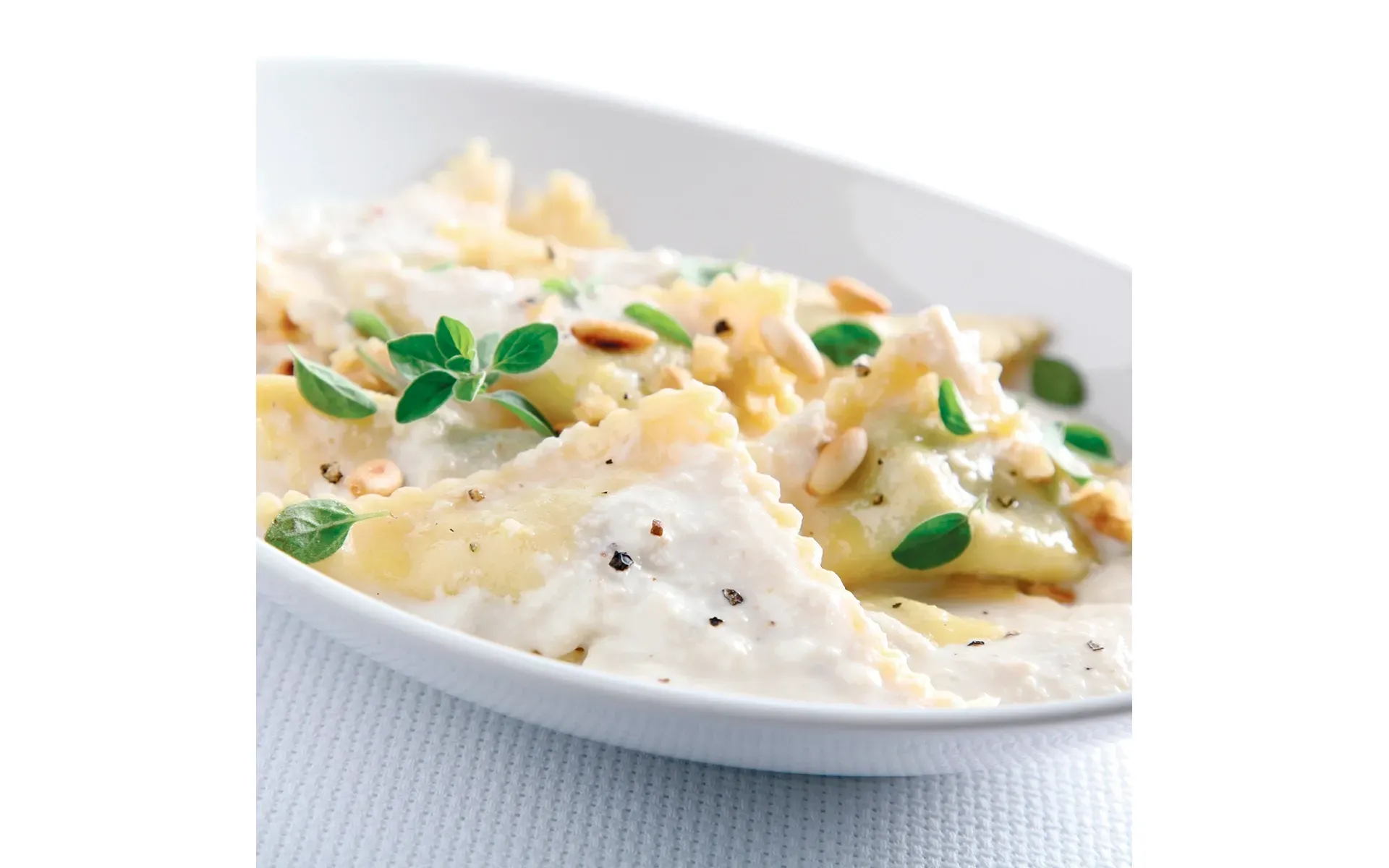 Piatto di pansoti del Golfo, una pasta fresca ripiena, condita in modo semplice per esaltarne il sapore.