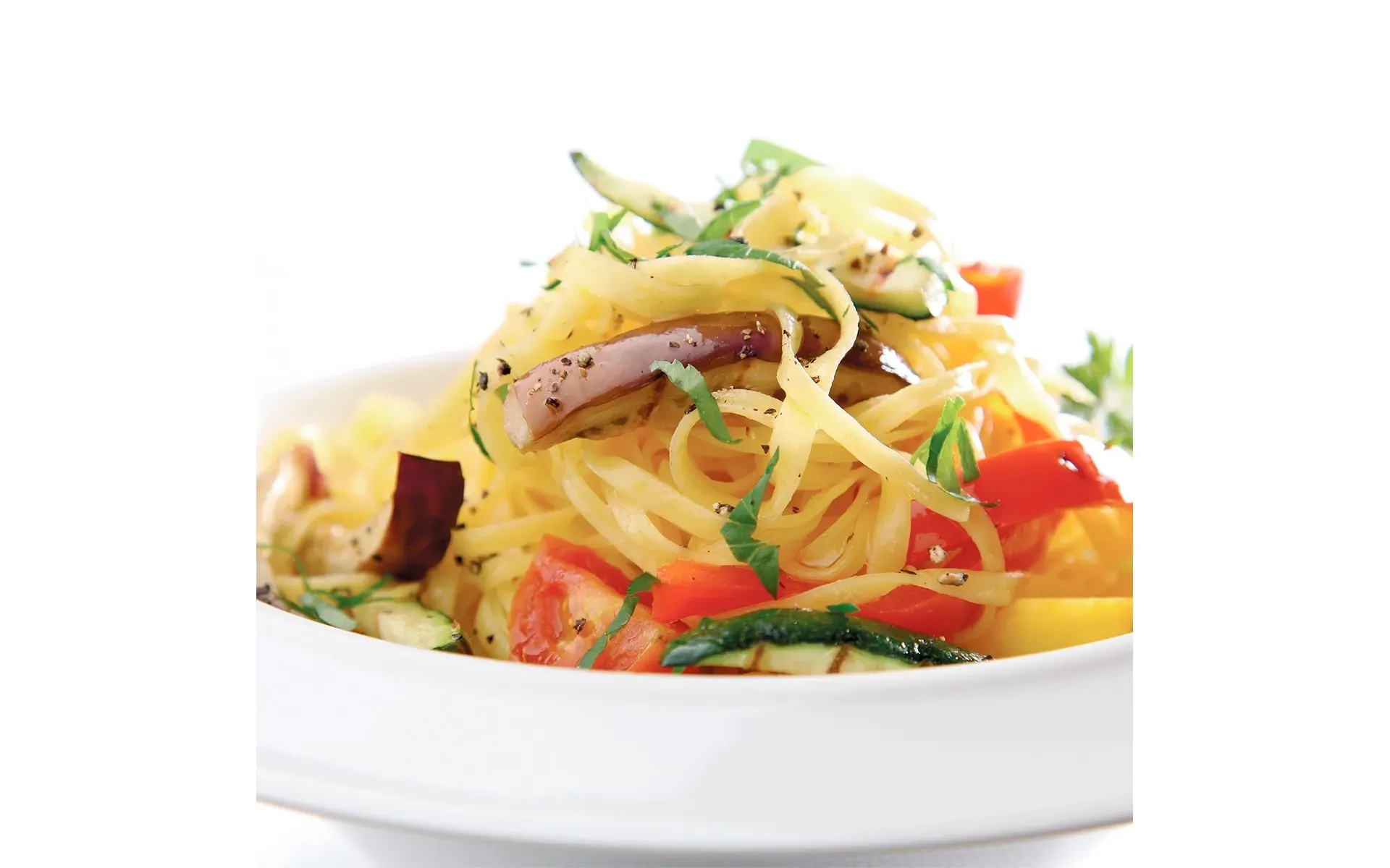 Strette di pasta Orogel: un formato di pasta fresca all'uovo, qui condita con verdure di stagione.