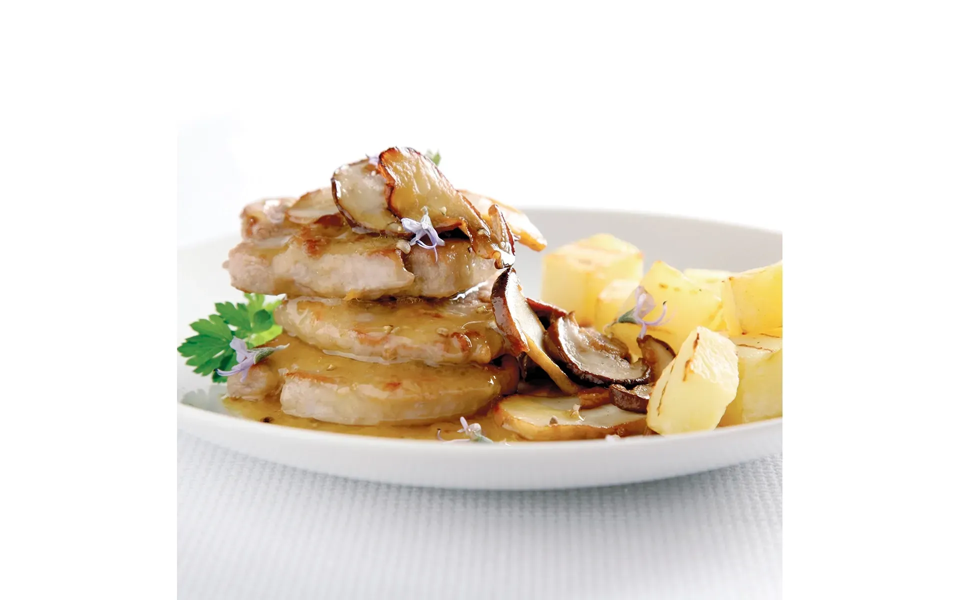 Filetto di mora (pesce) Orogel, un secondo piatto delicato, qui servito con gamberi e patate.