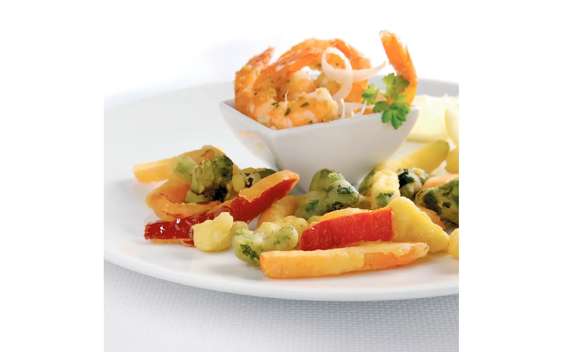 Gamberi di Gallipoli freschi, un prodotto ittico pregiato, qui serviti con broccoli e altre verdure.