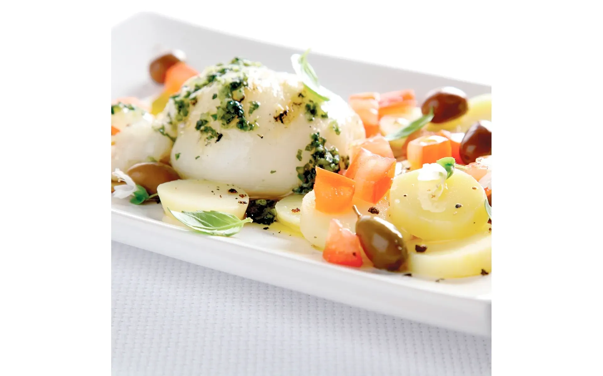 Insalata tiepida di patate Orogel, un contorno versatile, qui presentata con un filetto di pesce.