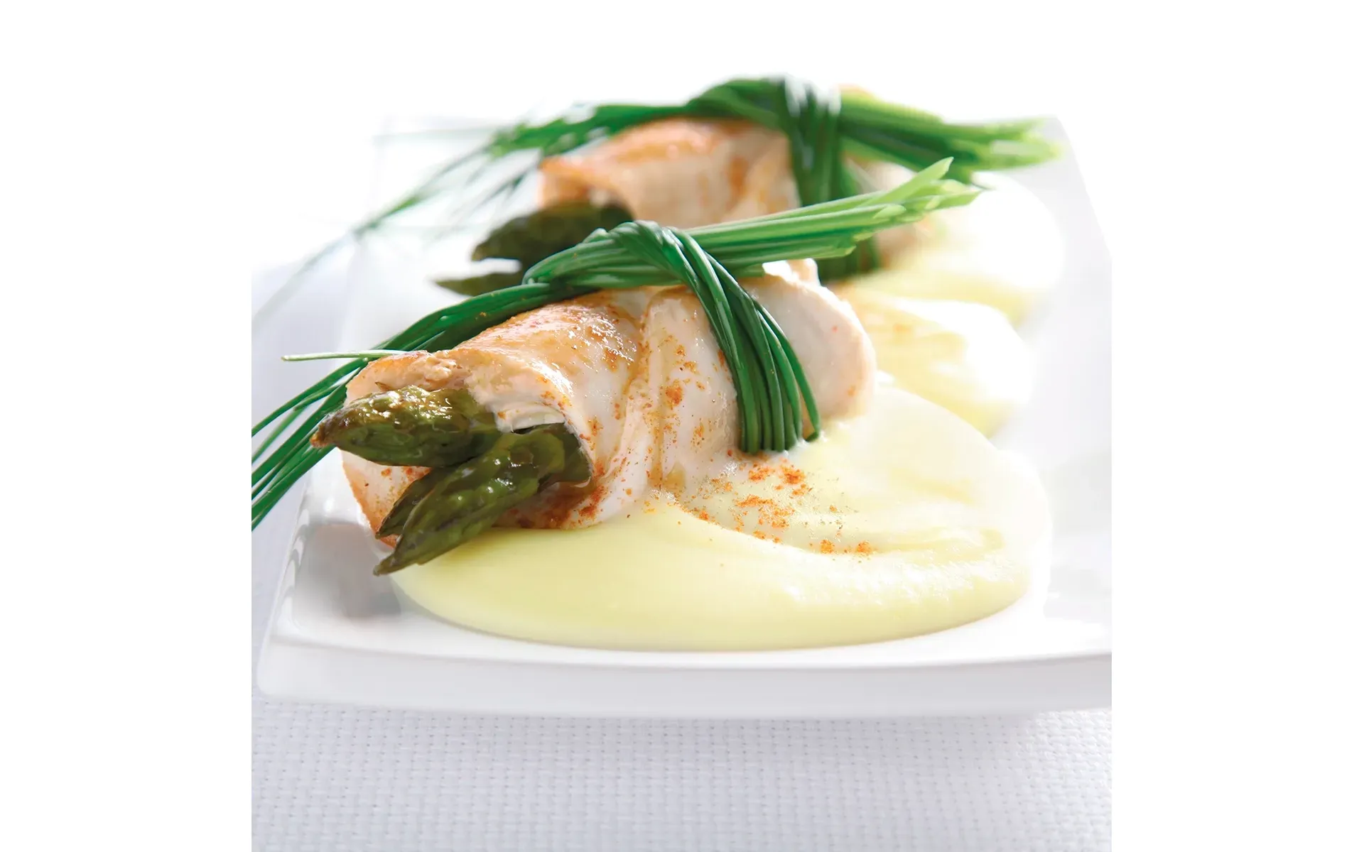 Involtini di pollo Orogel farciti con teneri asparagi freschi, un secondo piatto elegante.