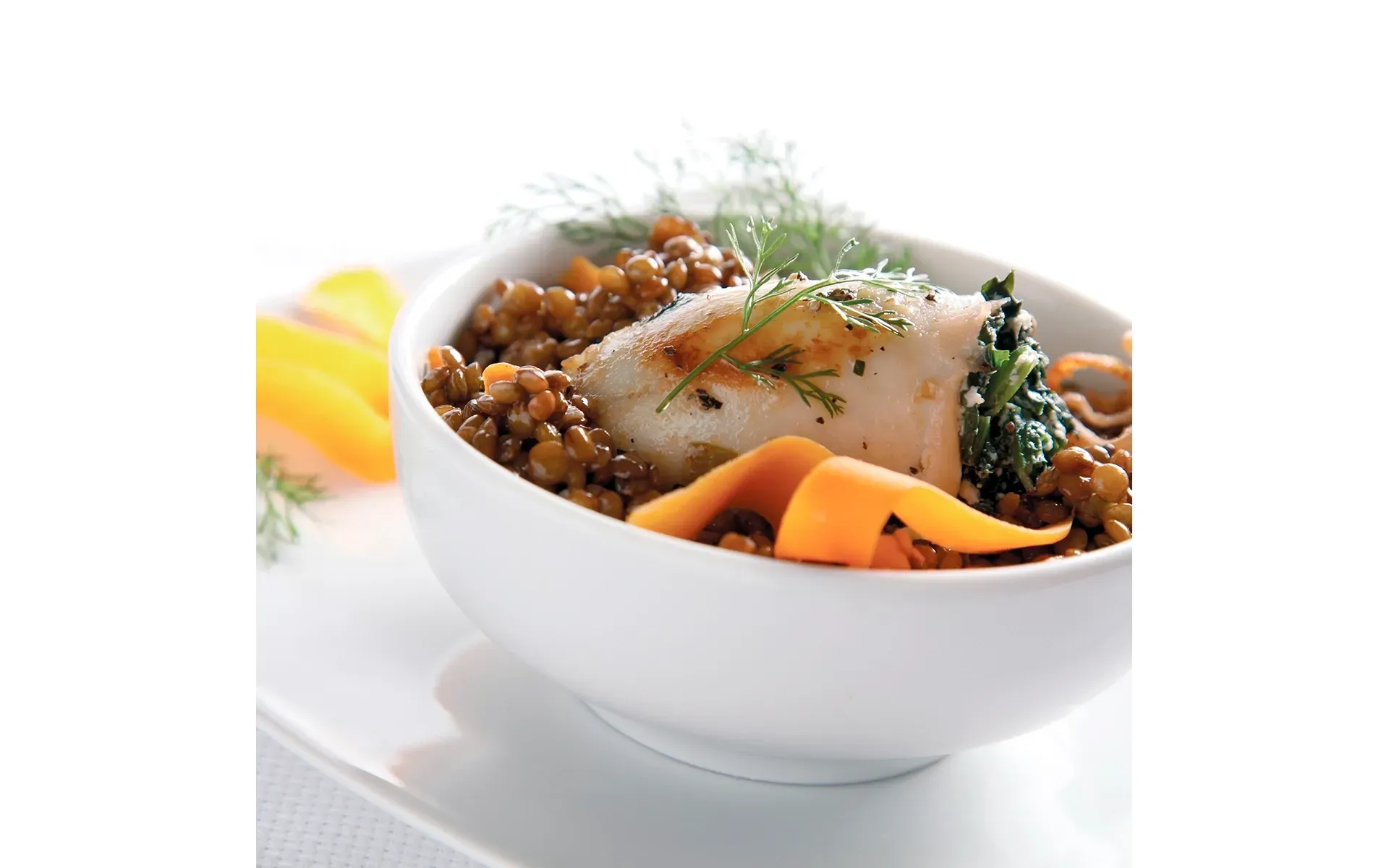 Moscardini freschi Orogel, serviti in una ciotola con un contorno di verdure di stagione.