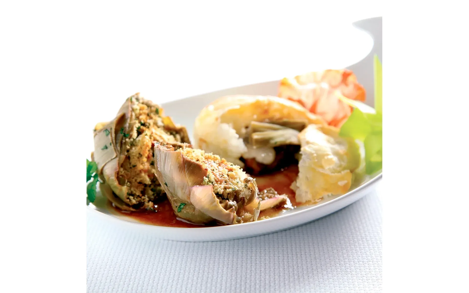 Petto d'anatra Orogel, un secondo piatto raffinato, qui servito con gamberi e contorno.