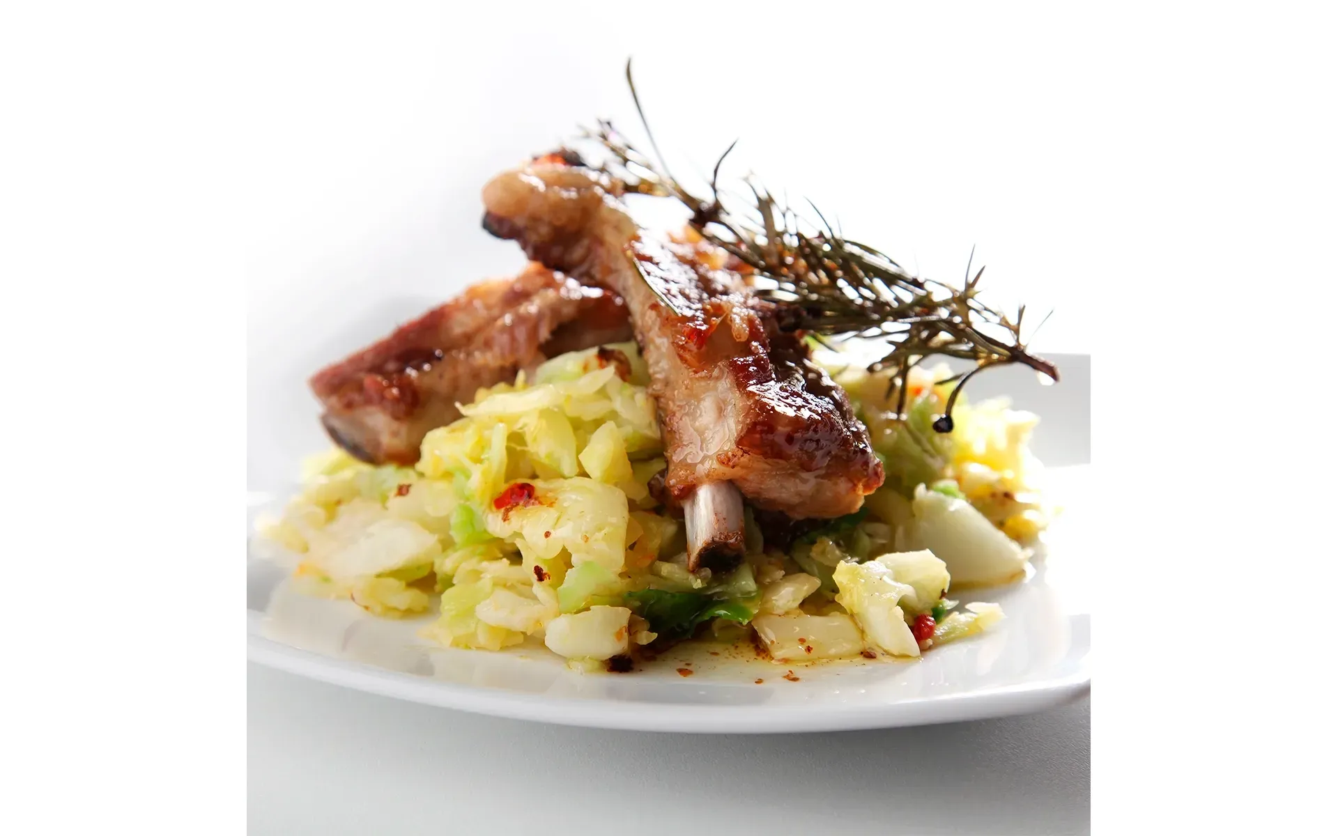 Rosticciana toscana, costine di maiale marinate e grigliate, servite con un contorno di verdure.