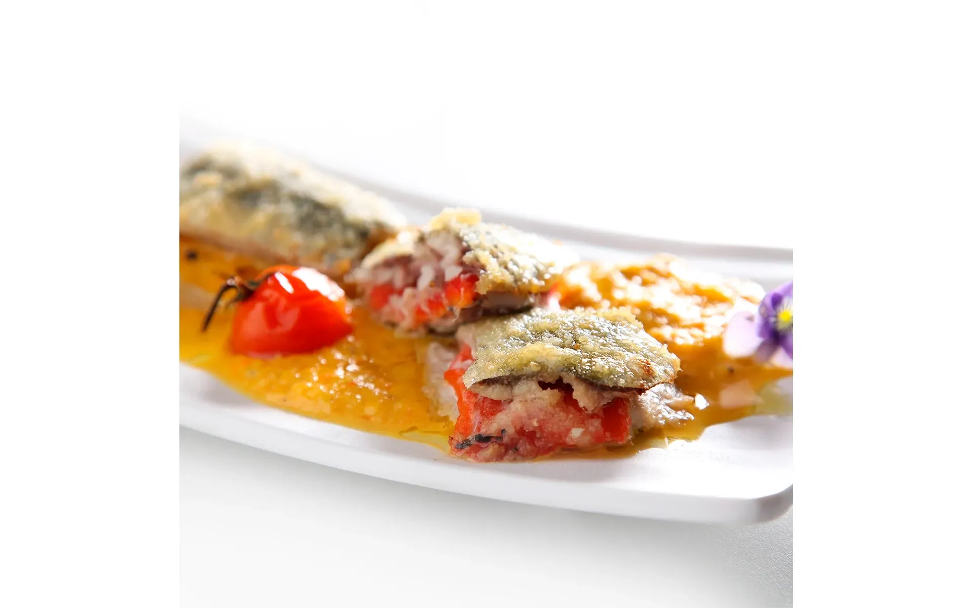 Sarde fresche Orogel, un pesce azzurro ricco di Omega-3, presentate su un piatto bianco.