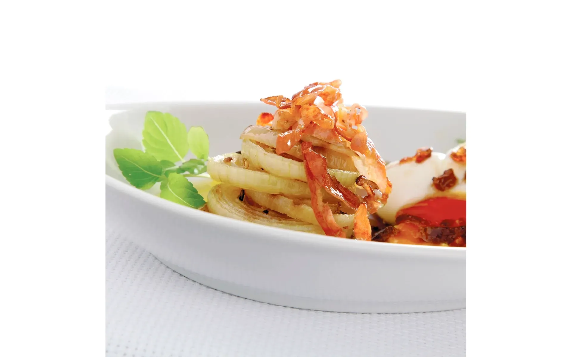 Uovo poché Orogel, cotto alla perfezione, servito in una ciotola con gamberi e verdure fresche.