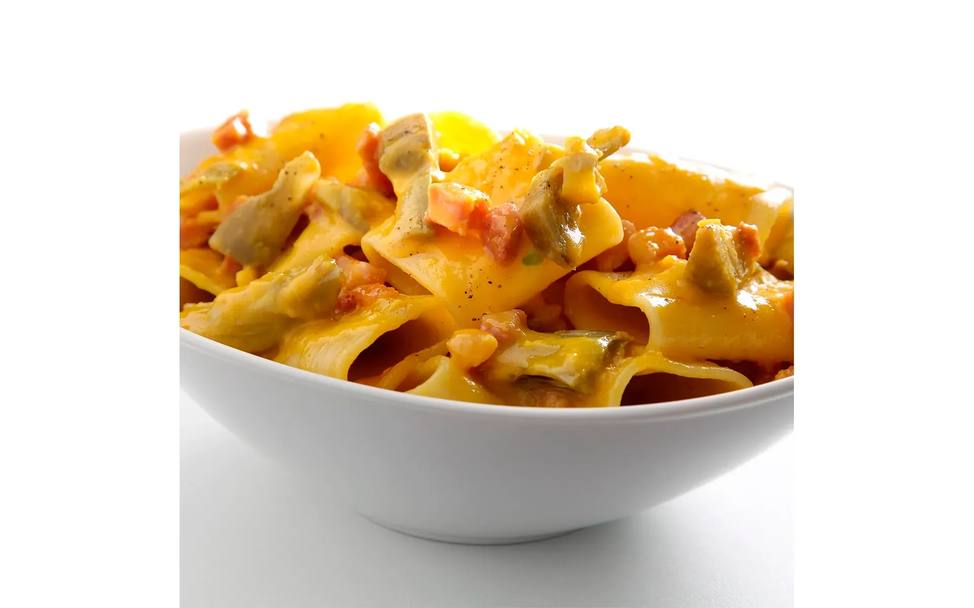 Paccheri Orogel alla carbonara: una rivisitazione del classico romano con questo formato di pasta.