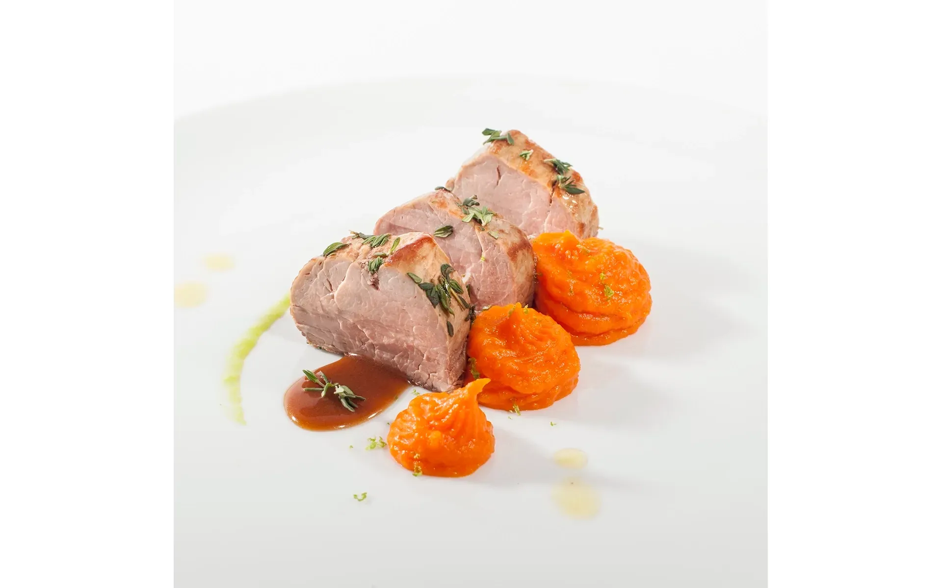 Filettino di maiale Orogel, tenero e saporito, servito con un contorno di carote fresche.