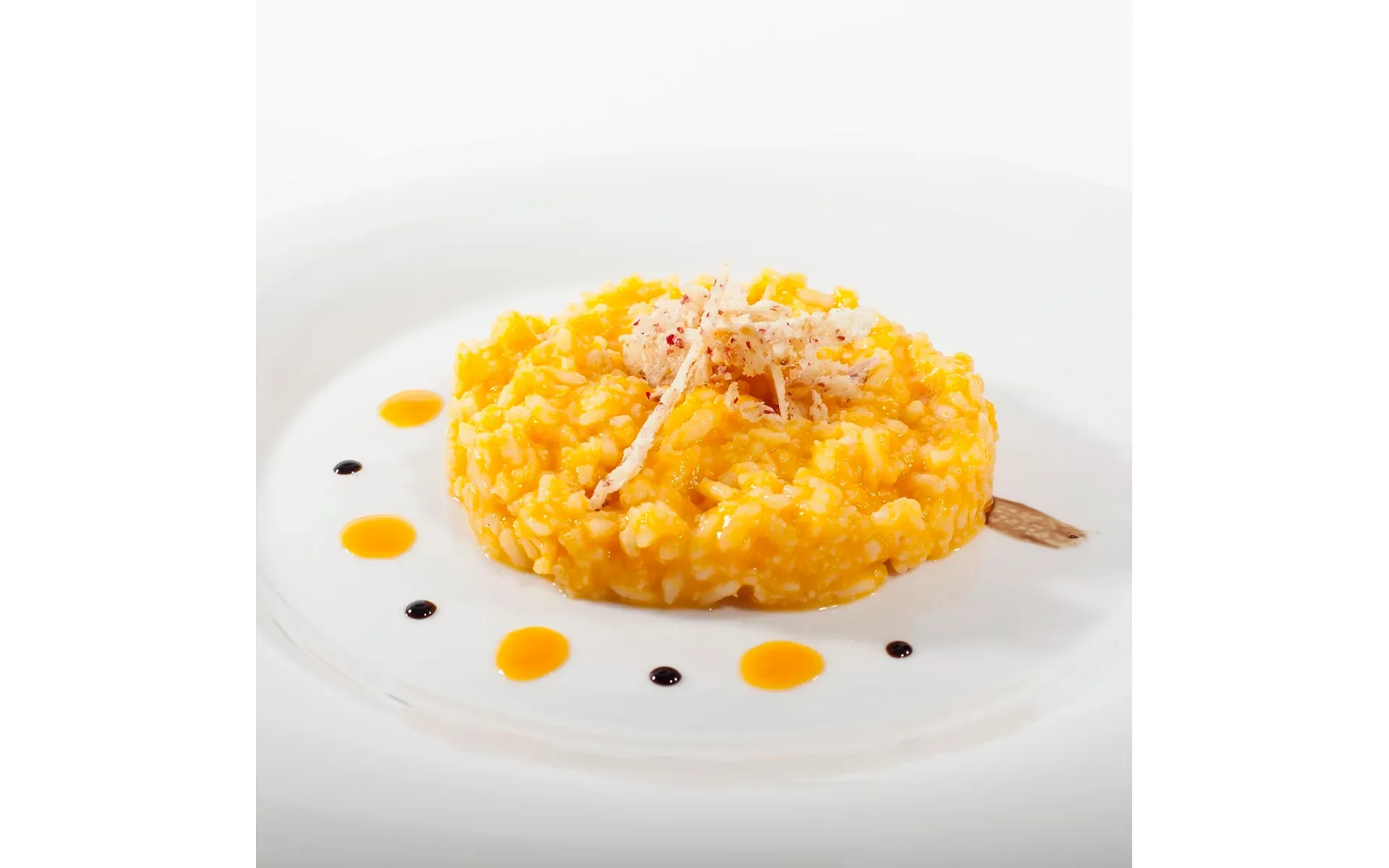 Risottino alla zucca Orogel, cremoso e avvolgente, servito su un piatto con un cucchiaio.