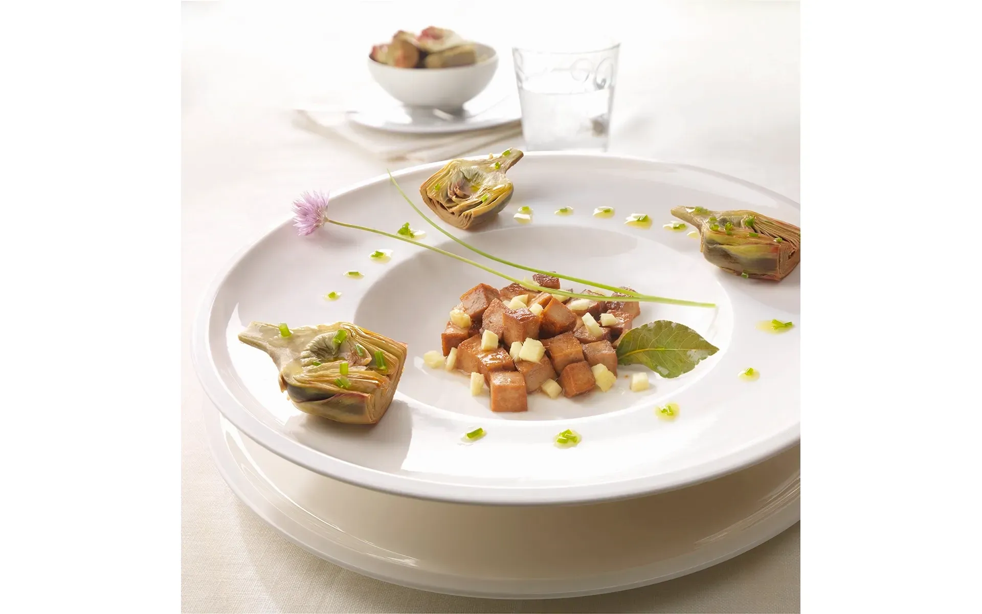 Piatto con carciofi Orogel e tofu, un abbinamento vegetariano sano e saporito, con una tazza di tè.