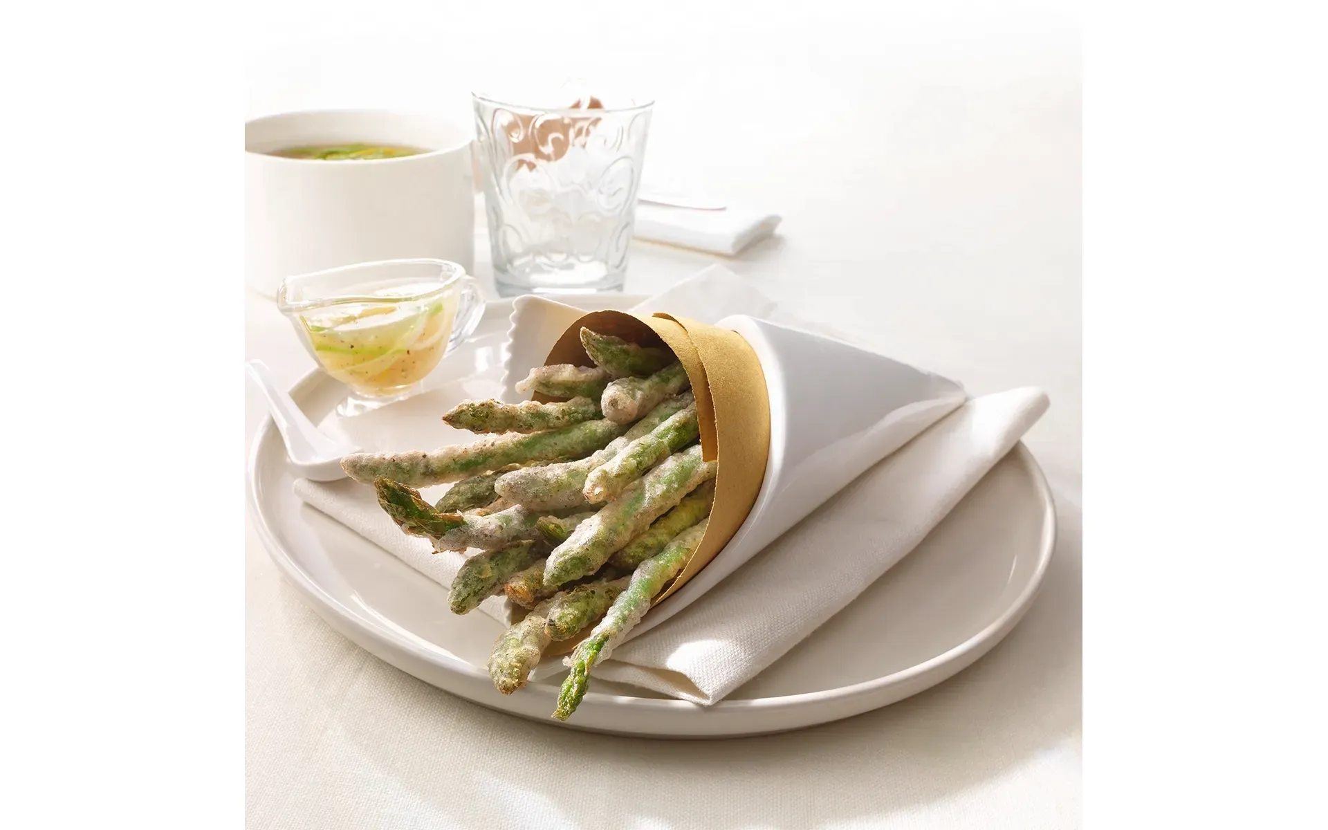 Fritto leggero Orogel: un piatto con un cuoppo e asparagi, per un pasto sfizioso ma non pesante.