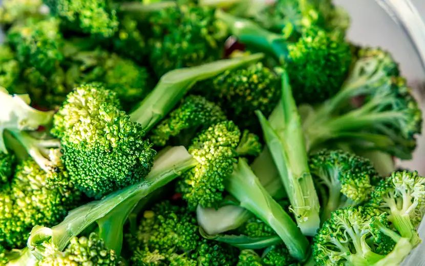 Fate un pieno di vitamina C con una buona porzione di broccoli Orogel: ciotola con broccoli freschi.